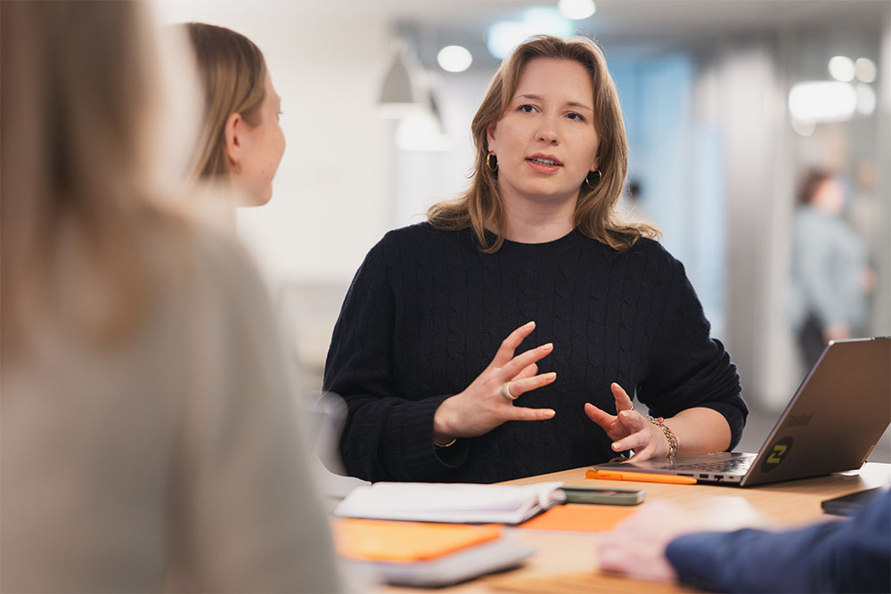 Henriette Grimm im Gespräch mit anderen Mitarbeitenden von PEAK Operations