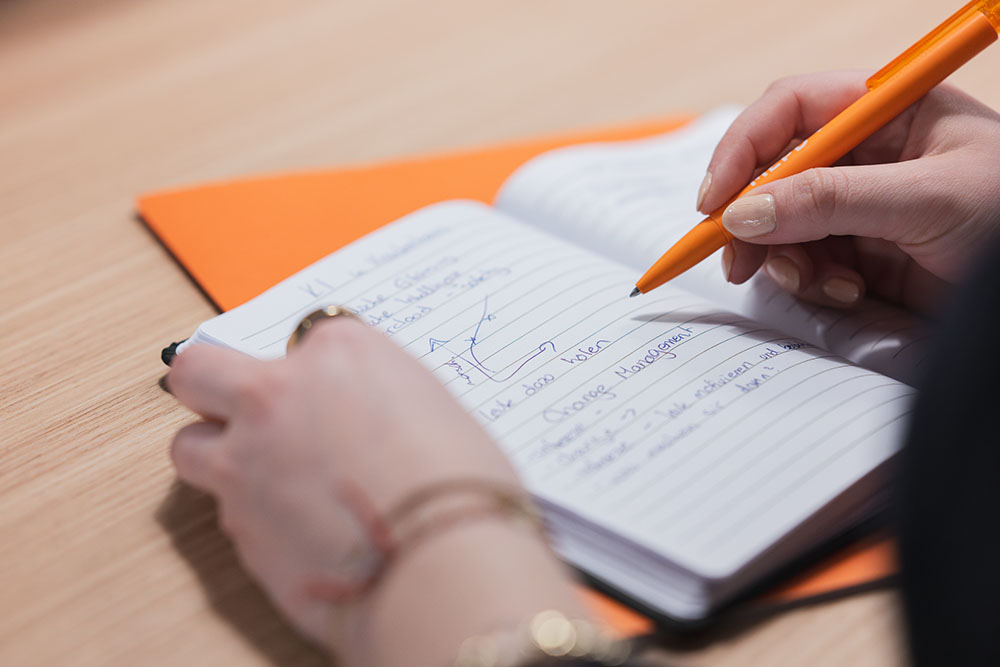Henriette Grimm macht sich Notizen in einem Notizbuch beim PEAK Circle