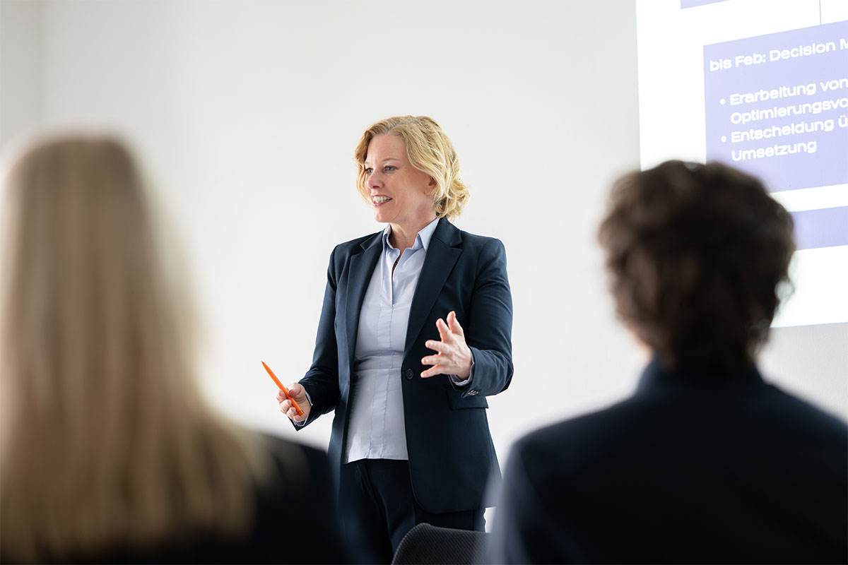 Janet Peters-Alt hält einen Vortrag vor Publikum bei PEAK