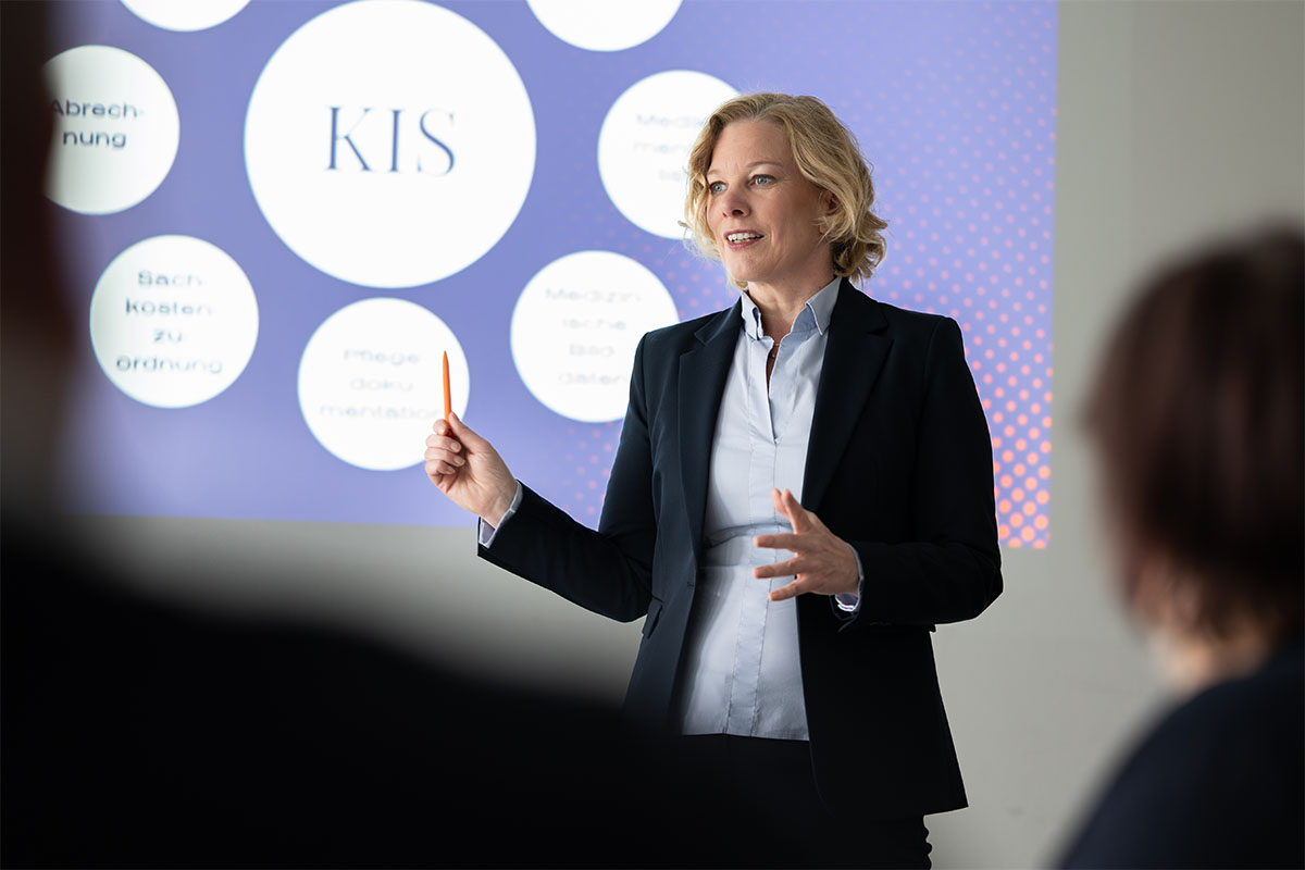 Janet Peters-Alt hält einen Vortrag vor Teilnehmern der PEAK Academy