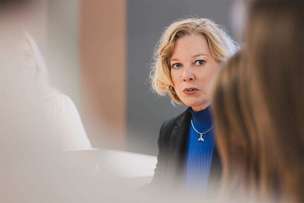 Janet Peters-Alt im kritischen Gespräch bei PEAK Operations