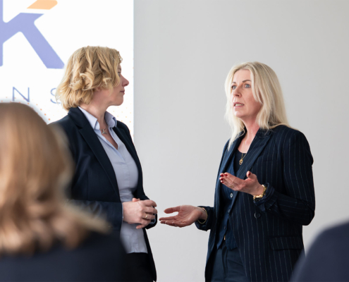 Janet Peters-Alt und Marika Weymann wägen Medizincontrolling ab