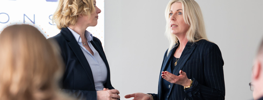 Janet Peters-Alt und Marika Weymann wägen Medizincontrolling ab