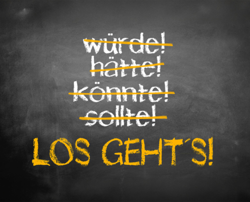 "Los geht’s!", darüber durchgestrichen: "würde!", "hätte!", "könnte!", "sollte!""