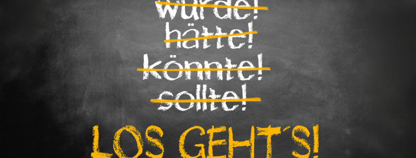 "Los geht’s!", darüber durchgestrichen: "würde!", "hätte!", "könnte!", "sollte!""