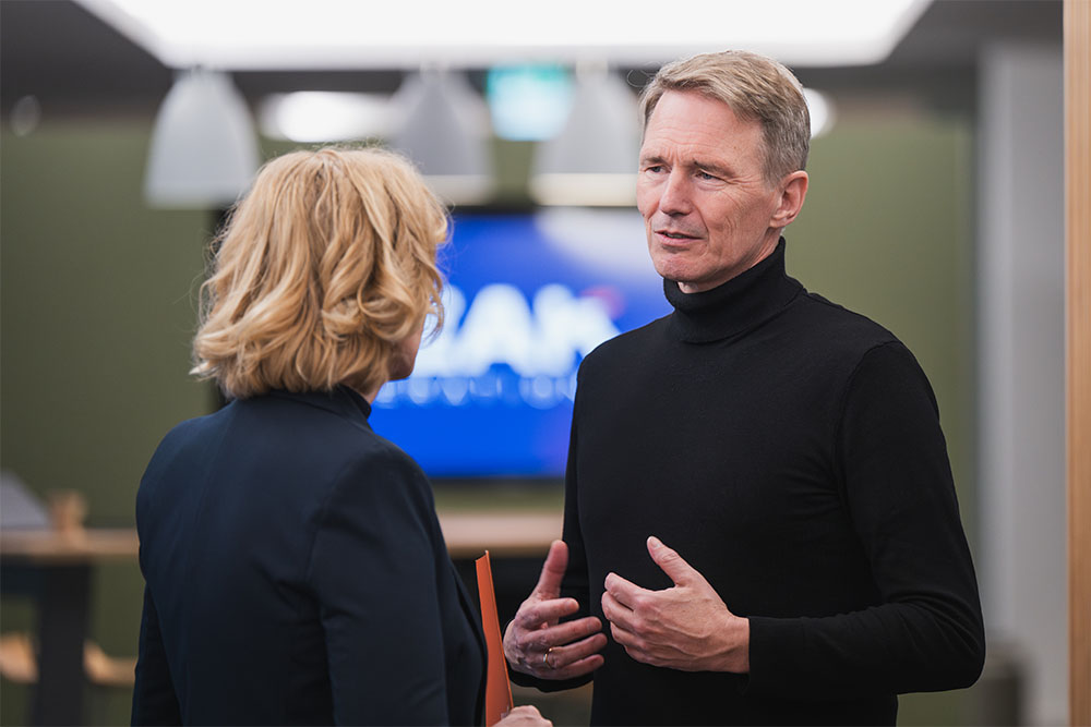 Matthias Alt im Gespräch mit Janet Peters-Alt in den Räumen von PEAK Operations